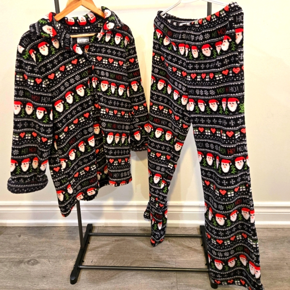 3/55$ - NWT - Santa Women's Pajama Set